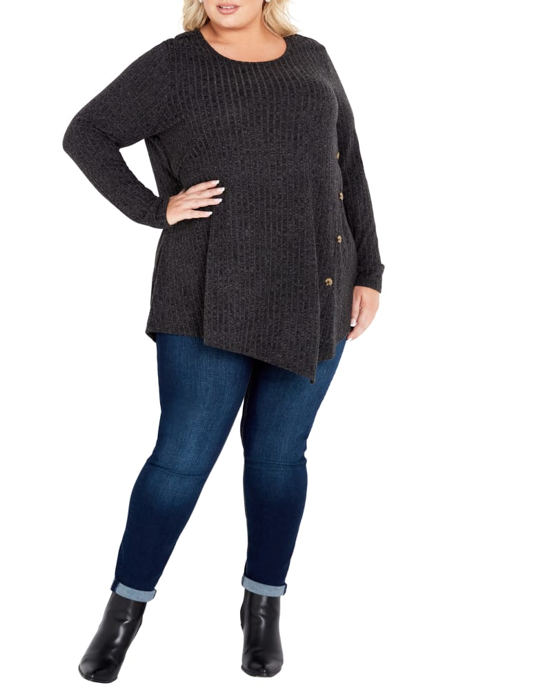 Front of a model wearing a size 22/24 TUNIC RIB HANNAH in Charcoal Grey by avenue. | dia_product_style_image_id:320376